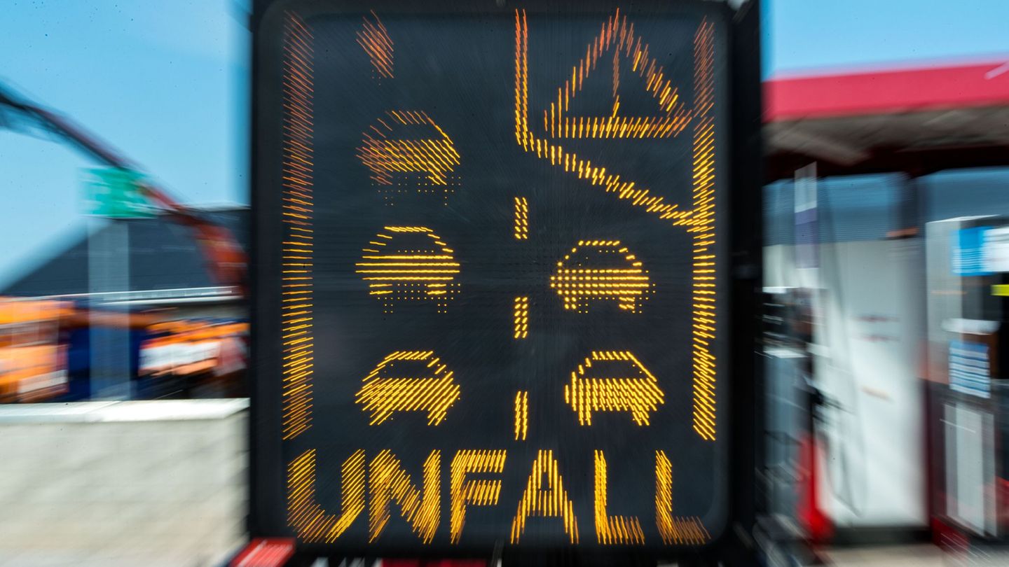 Bis die beschädigte Brücke begutachtet werden kann, bleibt die Autobahn an der Unfallstelle nur einspurig befahrbar. (Symbolbild