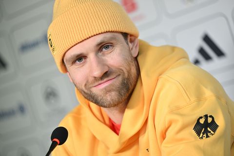 Leon Draisaitl lehnt die Superstar-Rolle im deutschen Eishockeyteam ab. Foto: Peter Kneffel/dpa