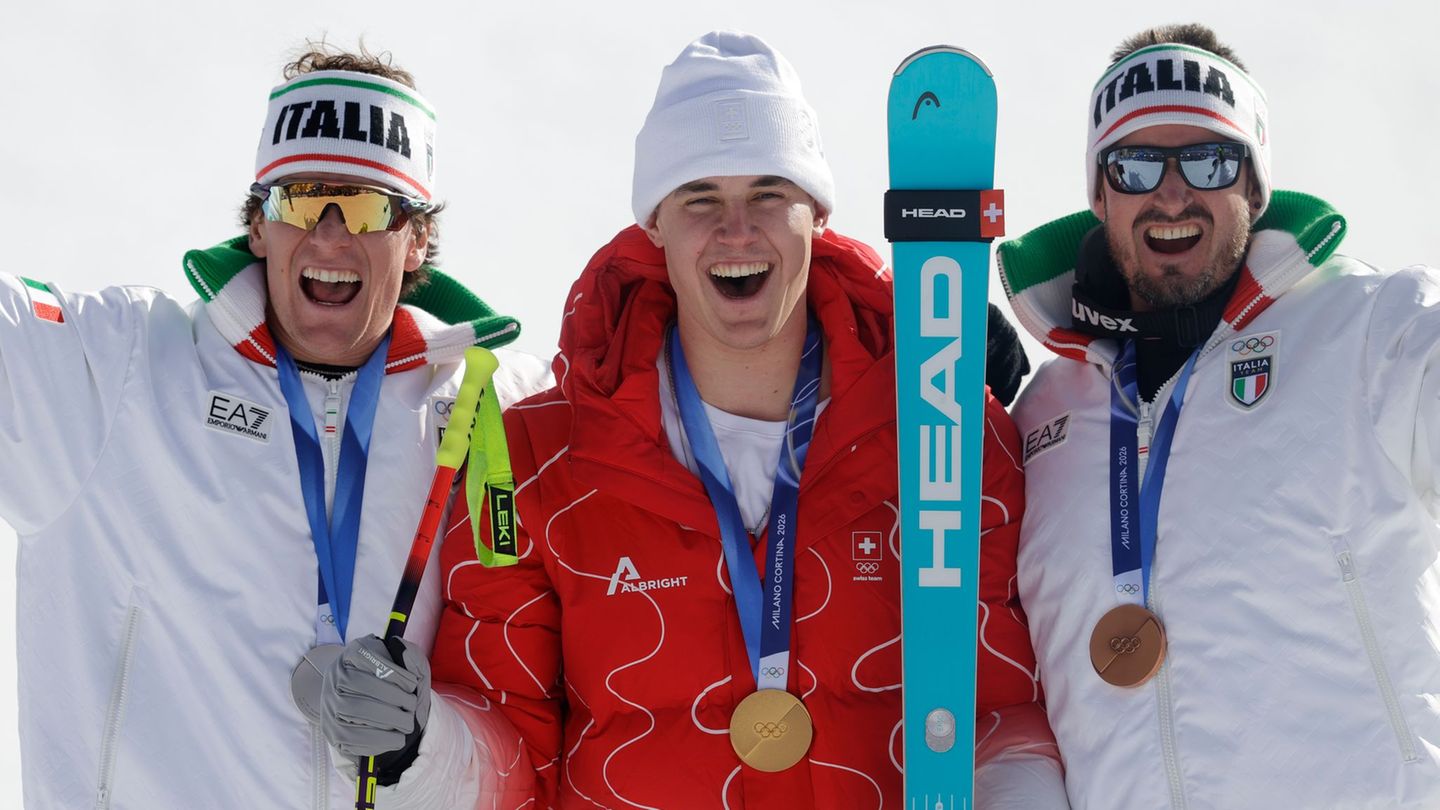 Olympiasieger Franjo von Allmen wird flankiert von Silber-Gewinner Giovanni Franzoni (links) und dem Drittplatzierten Dominik Pa