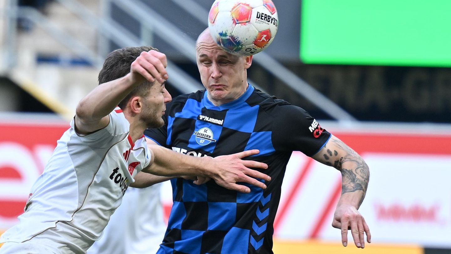 Die Paderborner, hier Sven Michel beim Kopfball, waren wacher und zielstrebiger. Foto: Swen Pförtner/dpa