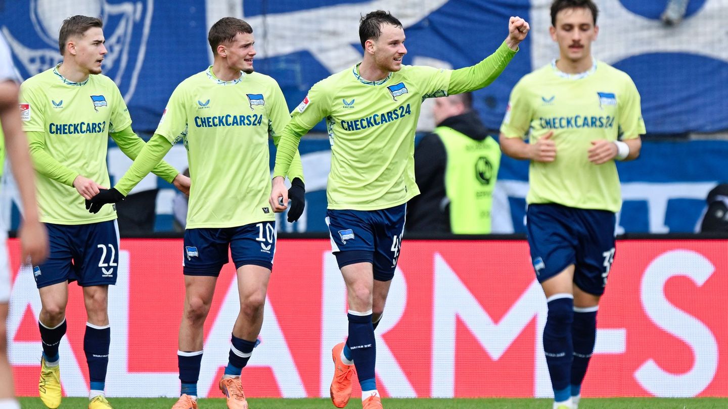 Die Herthaner bejubeln ihren ersten Zweitligasieg seit November. Foto: Uwe Anspach/dpa