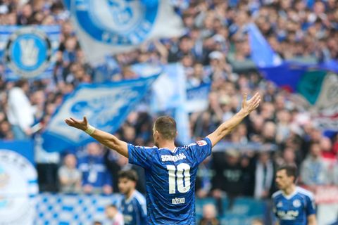 Stürmer-Star Edin Dzeko traf bei seinem Startelf-Debüt für Schalke 04 zweimal. Foto: Bernd Thissen/dpa