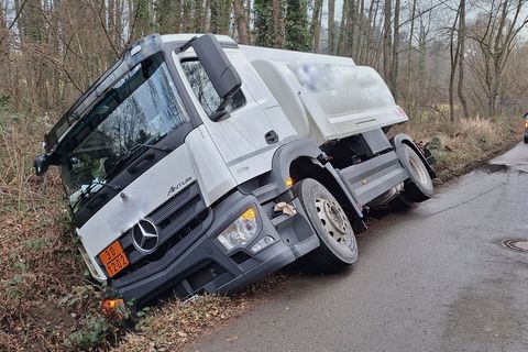 Wegen der Ladung von rund 1.200 Litern Heizöl bestand bei dem Unfall Gefahr für den nahegelegenen Bodensee. Foto: -/Feuerwehr Ko