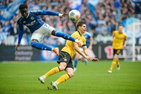 Die Partie zwischen Aufstiegsfavorit Schalke 04 und Abstiegskandidat Dynamo Dresden war umkämpft. Foto: Bernd Thissen/dpa