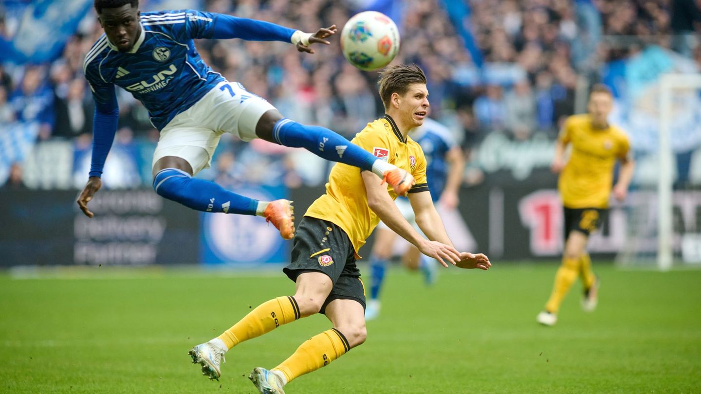Die Partie zwischen Aufstiegsfavorit Schalke 04 und Abstiegskandidat Dynamo Dresden war umkämpft. Foto: Bernd Thissen/dpa