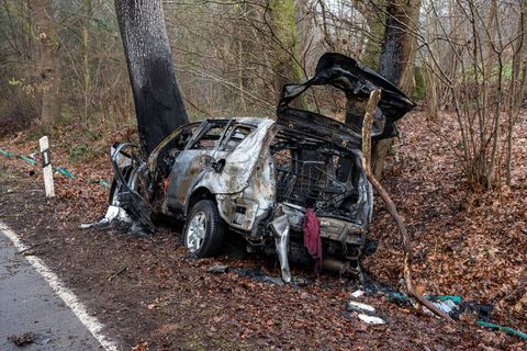 Das Auto brannte komplett aus. Foto: Markus Klümper/dpa