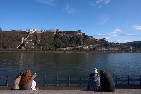 Nach einem teils sonnigen Samstag wie hier am Rheinufer soll es in den kommenden Tagen vielerorts grau werden in Rheinland-Pfalz