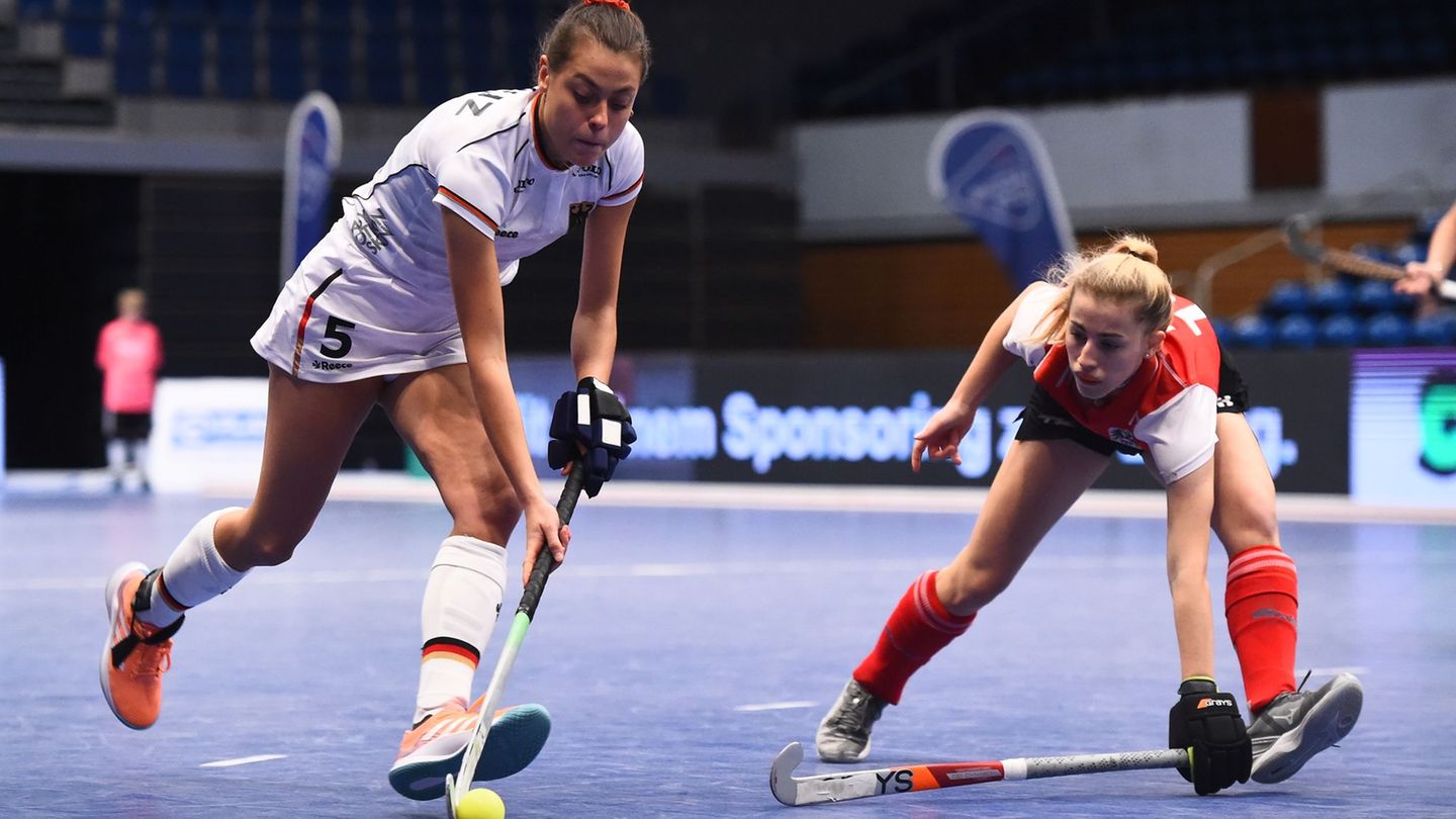 Die ehemalige Nationalspielerin Selin Oruz (l.) steht mit ihrem DHC im DM-Endspiel. Foto: Gregor Fischer/dpa