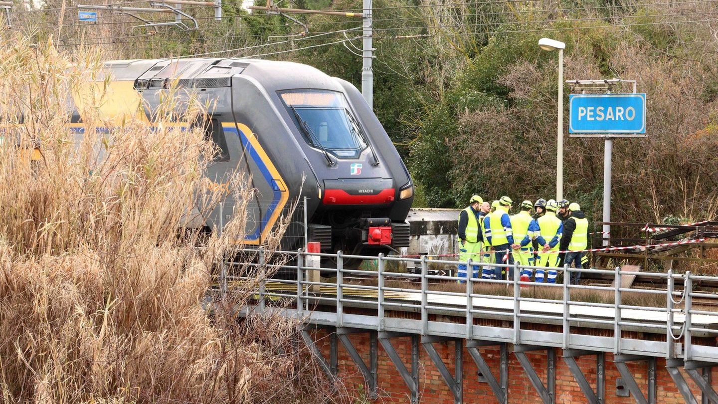In der Nähe des Bahnhofs von Pesaro geriet eine Stromkabine in Brand. Foto: Davide Gennari/LaPresse via ZUMA Press/dpa