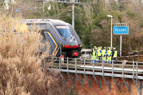 In der Nähe des Bahnhofs von Pesaro geriet eine Stromkabine in Brand. Foto: Davide Gennari/LaPresse via ZUMA Press/dpa