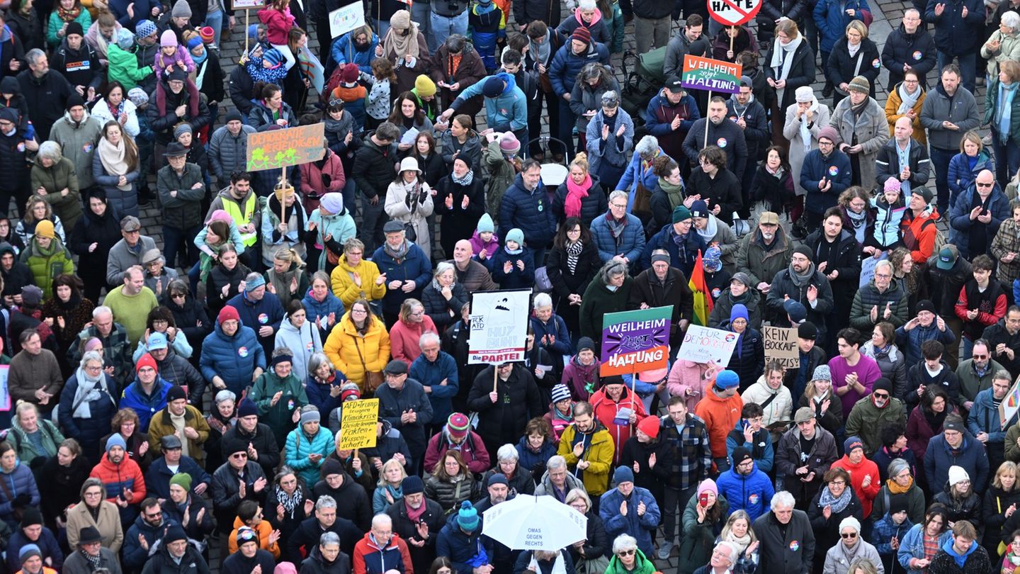 Weilheim ist bunt statt braun, stand auf einigen Plakaten. Foto: Felix Hörhager/dpa