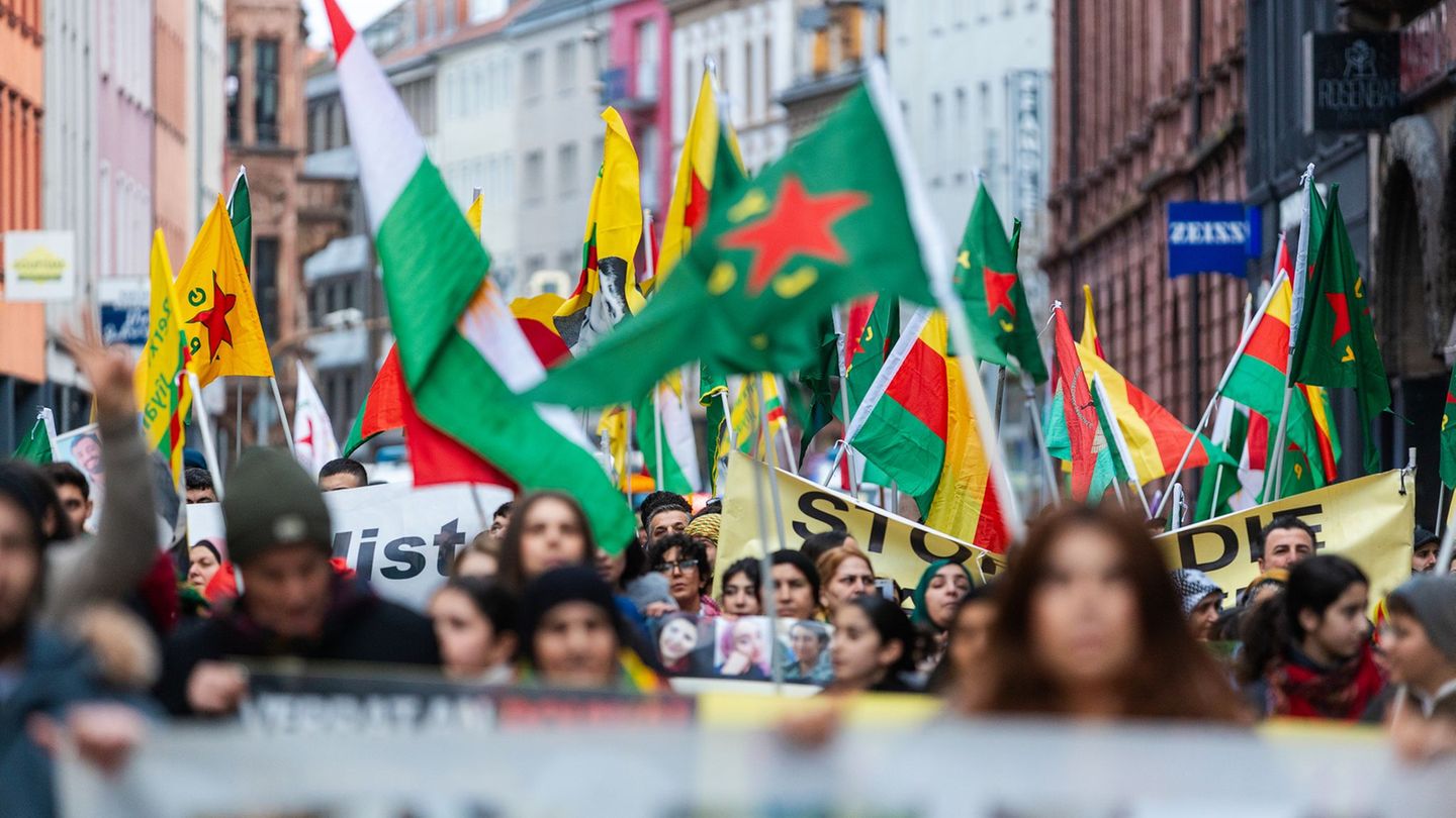 Unter dem Motto "Satus für Rojava" sind rund 500 Menschen in Saarbrücken bei einer pro-kurdischen Demonstration auf die Straße g