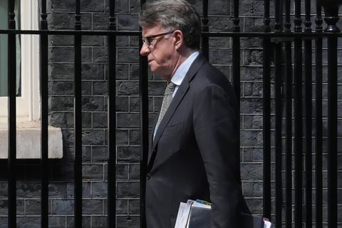 Peter Mandelson soll vertrauliche Informationen an Jeffrey Epstein weitergegeben haben