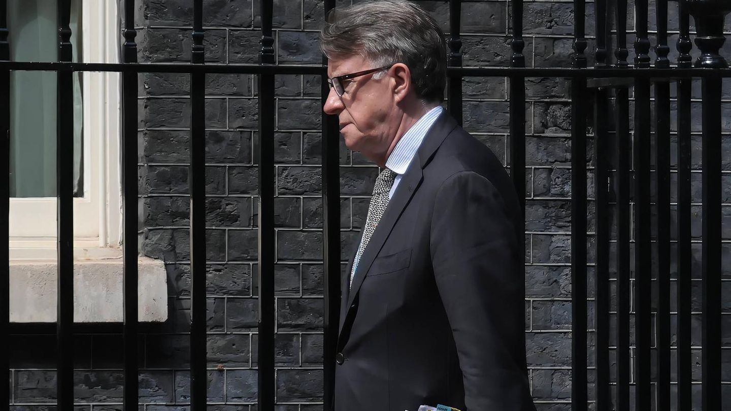 Peter Mandelson soll vertrauliche Informationen an Jeffrey Epstein weitergegeben haben