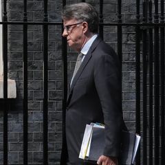 Peter Mandelson soll vertrauliche Informationen an Jeffrey Epstein weitergegeben haben