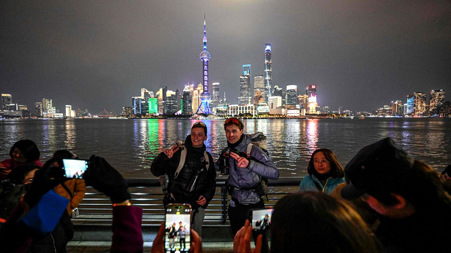 Loïc Voisot (r. hinten) Benjamin Humblot vor der Skyline von Shanghai