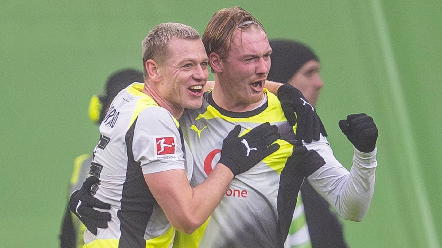 Julian Brandt (r) jubelt mit Julian Ryerson über seinen Treffer. Foto: David Inderlied/dpa