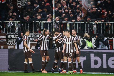 Erlösend: St. Paulis Spieler feiern das 2:0 gegen den VfB. Foto: Christian Charisius/dpa