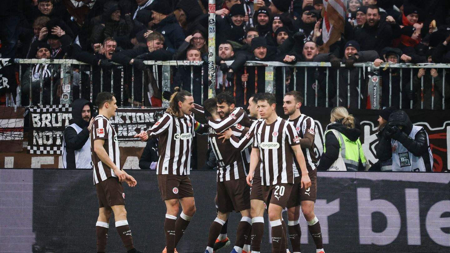 Erlösend: St. Paulis Spieler feiern das 2:0 gegen den VfB. Foto: Christian Charisius/dpa