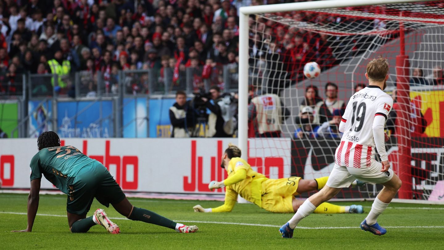 Rein ins Freiburger Glück: Niklas Beste trifft sehenswert zum 1:0. Foto: Philipp von Ditfurth/dpa