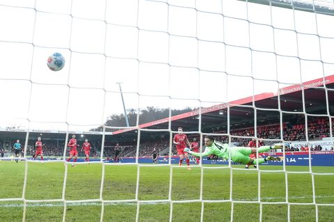 Heidenheim Torwart Ramaj streckte sich beim 0:1 durch Königsdörffer vergeblich. Foto: Harry Langer/dpa