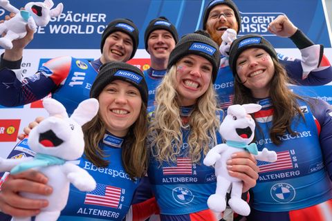 Sophia Kirkby (2.v.l.) sucht bei Olympia in Mailand und Cortina d'Ampezzo ganz offen nach Flirts