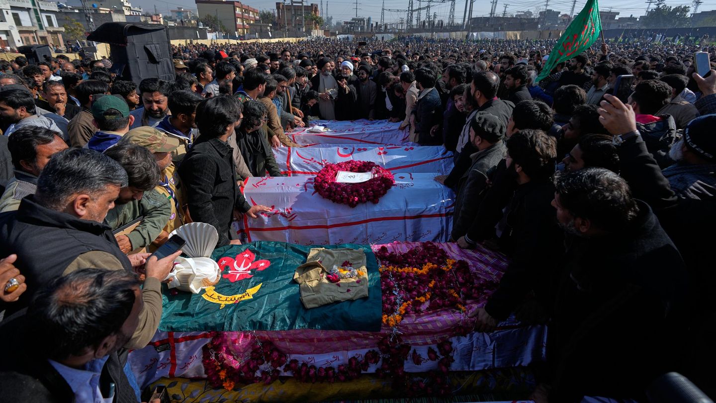 Nach Angaben aus Pakistan wurde der tödliche Anschlag im Nachbarland Afghanistan geplant. Der IS hatte die Tat für sich reklamie