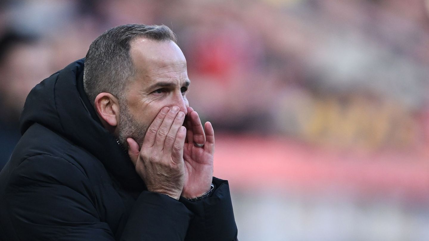 Macht den Video-Assistenten mitverantwortlich für die Niederlage in Mainz: Augsburgs Trainer Manuel Baum. Foto: Florian Wiegand/