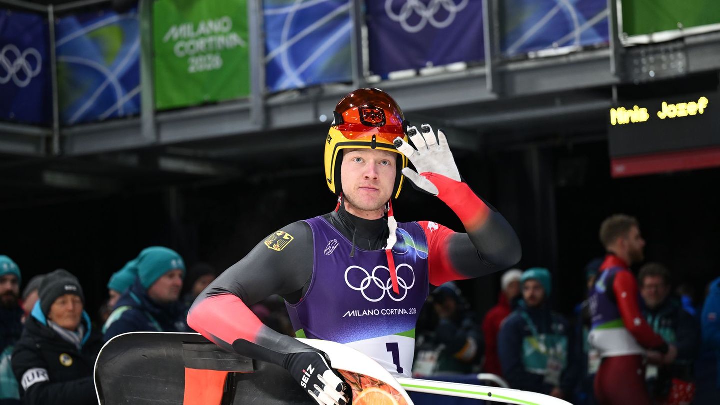 Max Langenhan liegt zur Halbzeit der Rodelrennen af Goldkurs - und das trotz einem steifen Hals. Foto: Robert Michael/dpa