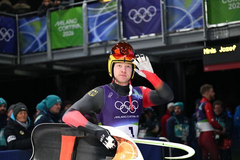 Max Langenhan liegt zur Halbzeit der Rodelrennen af Goldkurs - und das trotz einem steifen Hals. Foto: Robert Michael/dpa