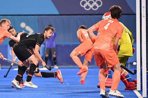 Ex-Nationalspieler Constantin Staib (l.) ist mit seinem UHC auch in der Halle erfolgreich. (Archivbild) Foto: Sebastian Gollnow/