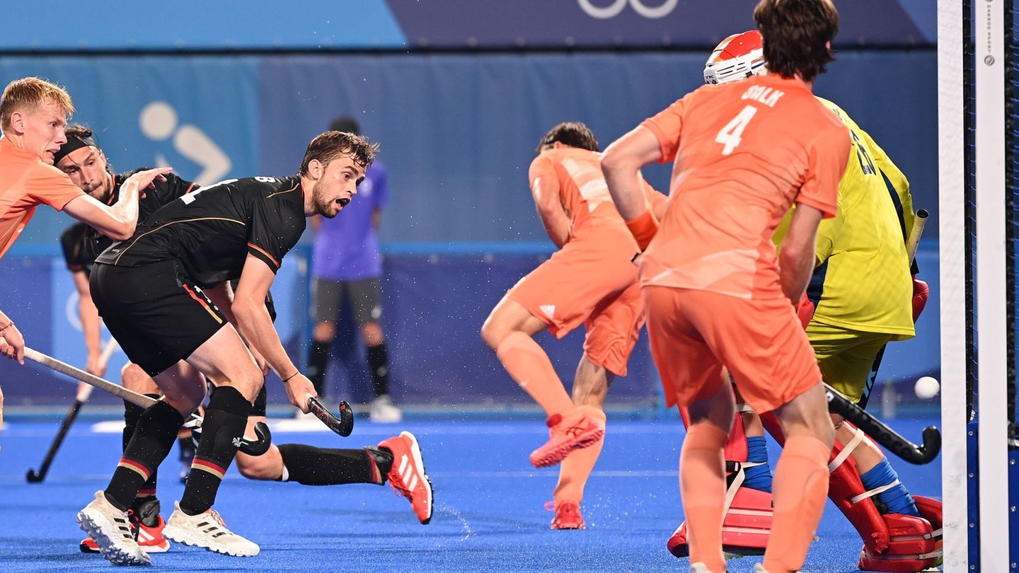 Ex-Nationalspieler Constantin Staib (l.) ist mit seinem UHC auch in der Halle erfolgreich. (Archivbild) Foto: Sebastian Gollnow/