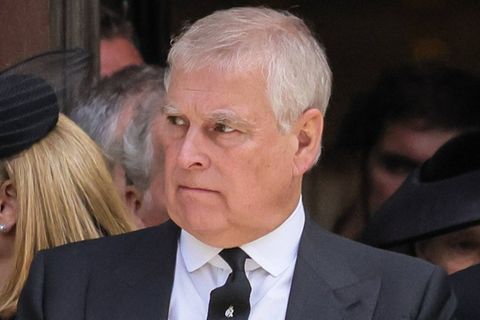 Ex-Prinz Andrew, ein Mann mit grauen Haaren und buschigen Augenbrauen, schaut ernst zur Seite