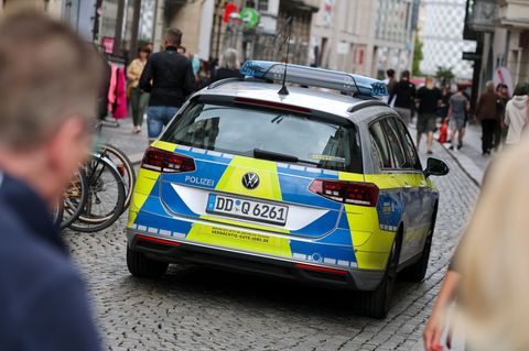 Die Polizei in Leipzig hat bei einer Verkehrskontrolle bei einem 23 Jahren alten Mann mehrere Waffen sichergestellt. (Symbolbild