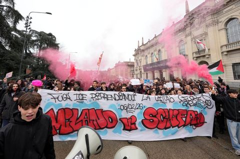 Menschen demonstrieren gegen die umstrittene US-Einwanderungspolizei ICE am Rande der Olympischen Winterspiele 2026