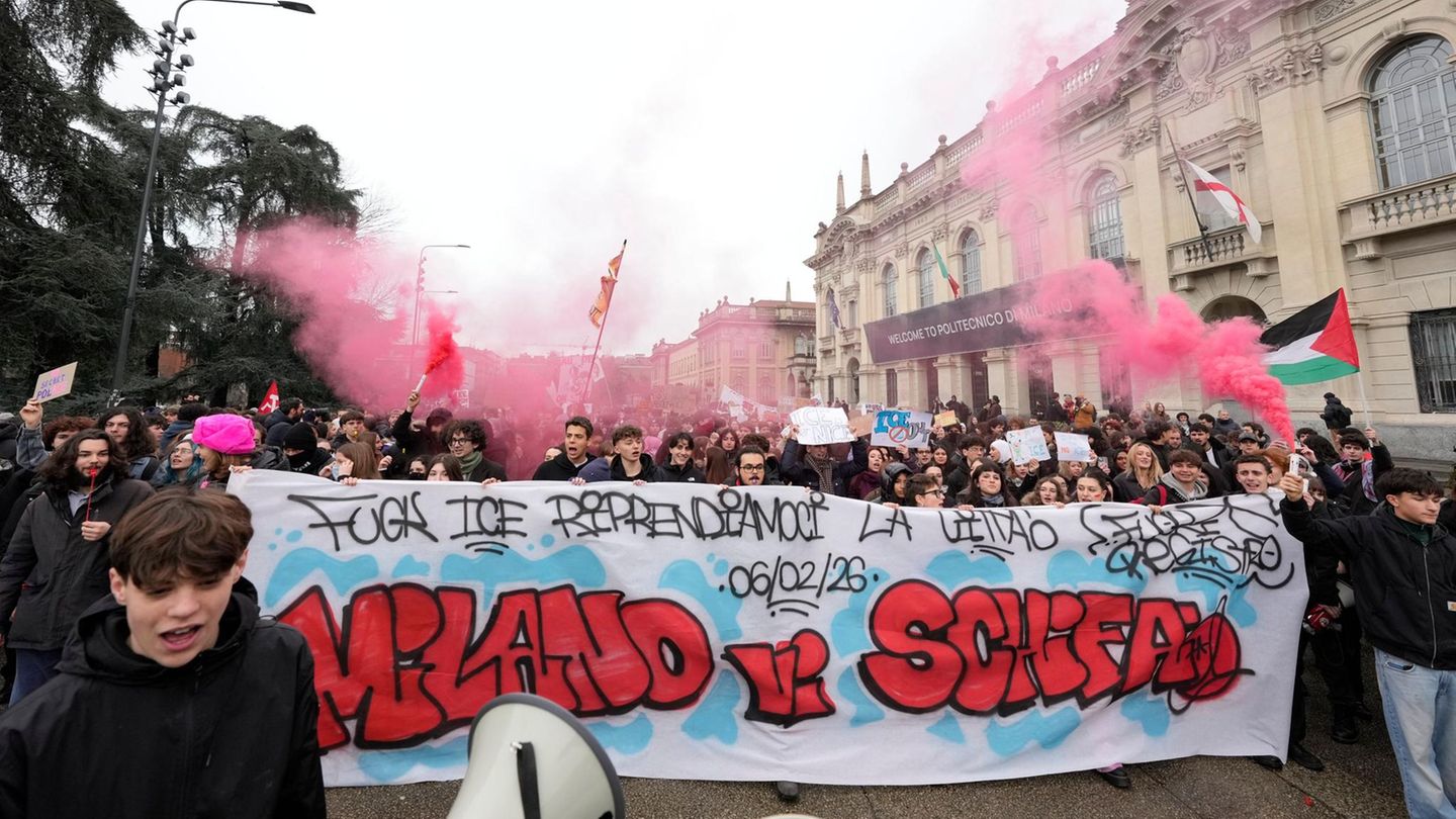 Menschen demonstrieren gegen die umstrittene US-Einwanderungspolizei ICE am Rande der Olympischen Winterspiele 2026