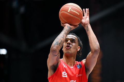 Kevin Yebo und die Bundesliga-Basketballer der Niners Chemnitz feierten im Heimspiel gegen den Syntainics MBC einen knappen Sieg