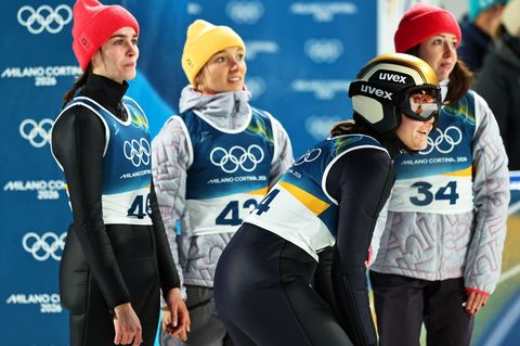 Die deutschen Skispringerinnen verpassten die erhoffte Medaille. Foto: Daniel Karmann/dpa