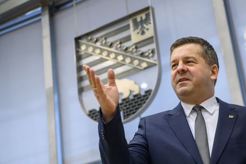 Für die staatliche Unterstützung muss aus Sicht von Sachsen-Anhalts Ministerpräsidenten Sven Schulze eine Gegenleistung erbracht