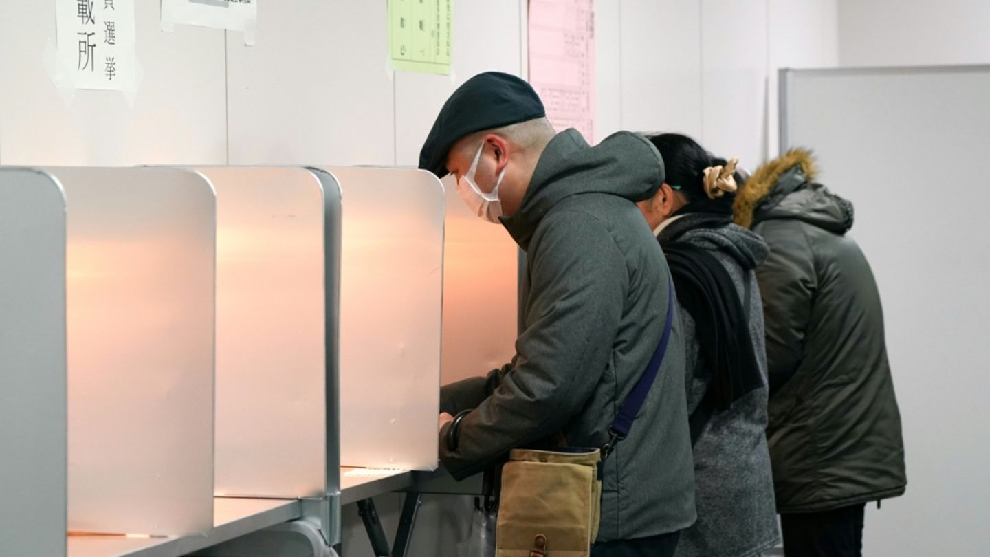Wähler in einem Wahllokal in Tokio
