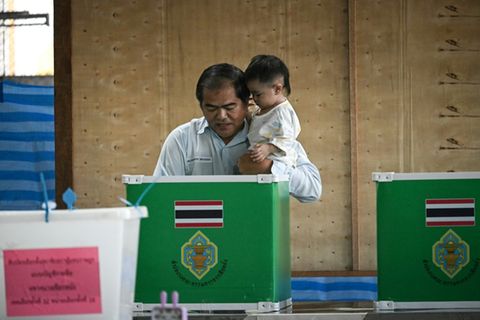Ein Wähler in Thailands Hauptstadt Bangkok