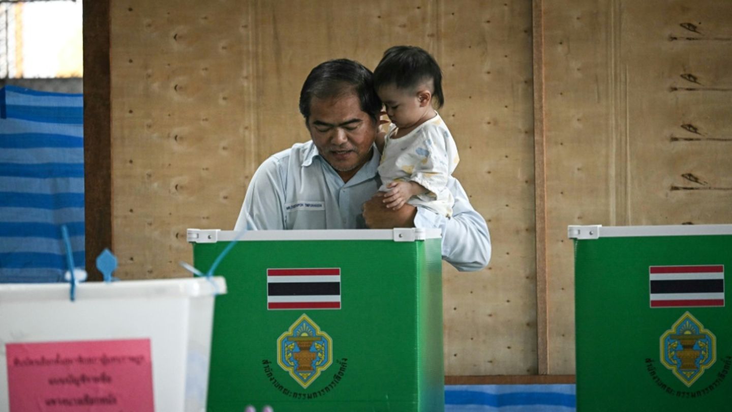 Ein Wähler in Thailands Hauptstadt Bangkok