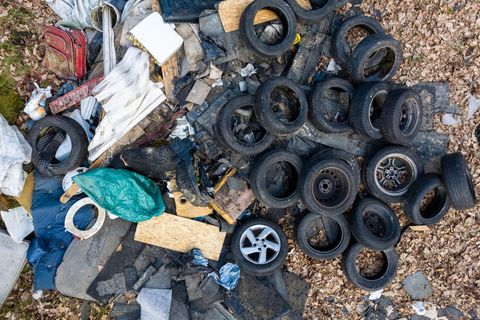 Reifen, Möbel und Bauschutt gehören zu den Abfällen, die häufig illegal in der Landschaft entsorgt werden (Archivbild) Foto: Phi