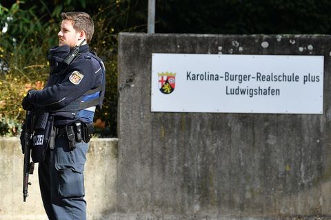 In Ludwigshafen kommt die Karolina-Burger-Realschule nicht aus den Schlagzeilen (Archivbild) Foto: Uwe Anspach/dpa