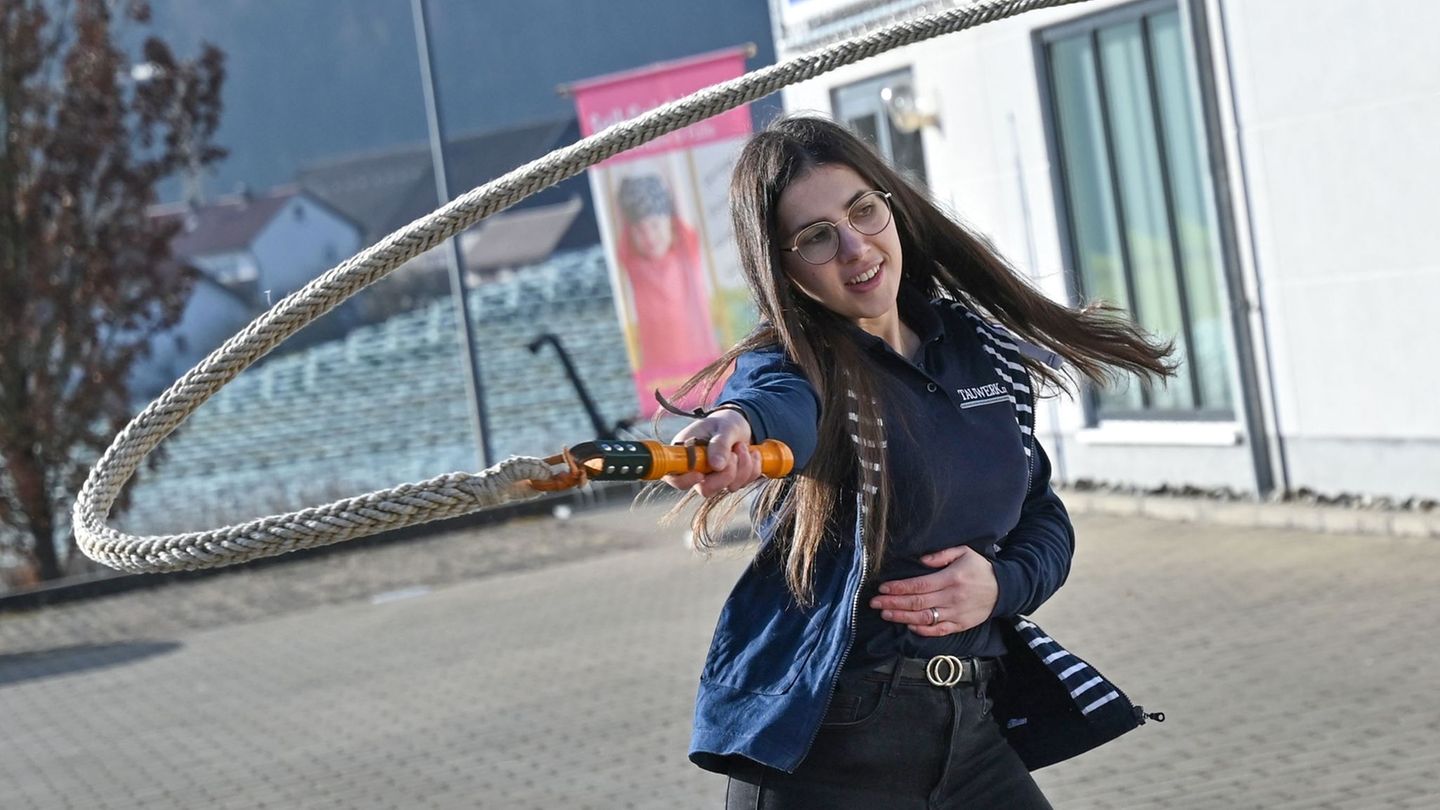 Die kunstvoll gefertigten Peitschen gehören am Bodensee vielerorts zur Fastnacht dazu. Foto: Katharina Kausche/dpa