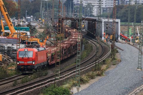 Die gut fünfmonatige Sperrung der Bahnstrecke zwischen Köln und Hagen wird auch für den Güterverkehr zum Problem. (Symbolbild) F