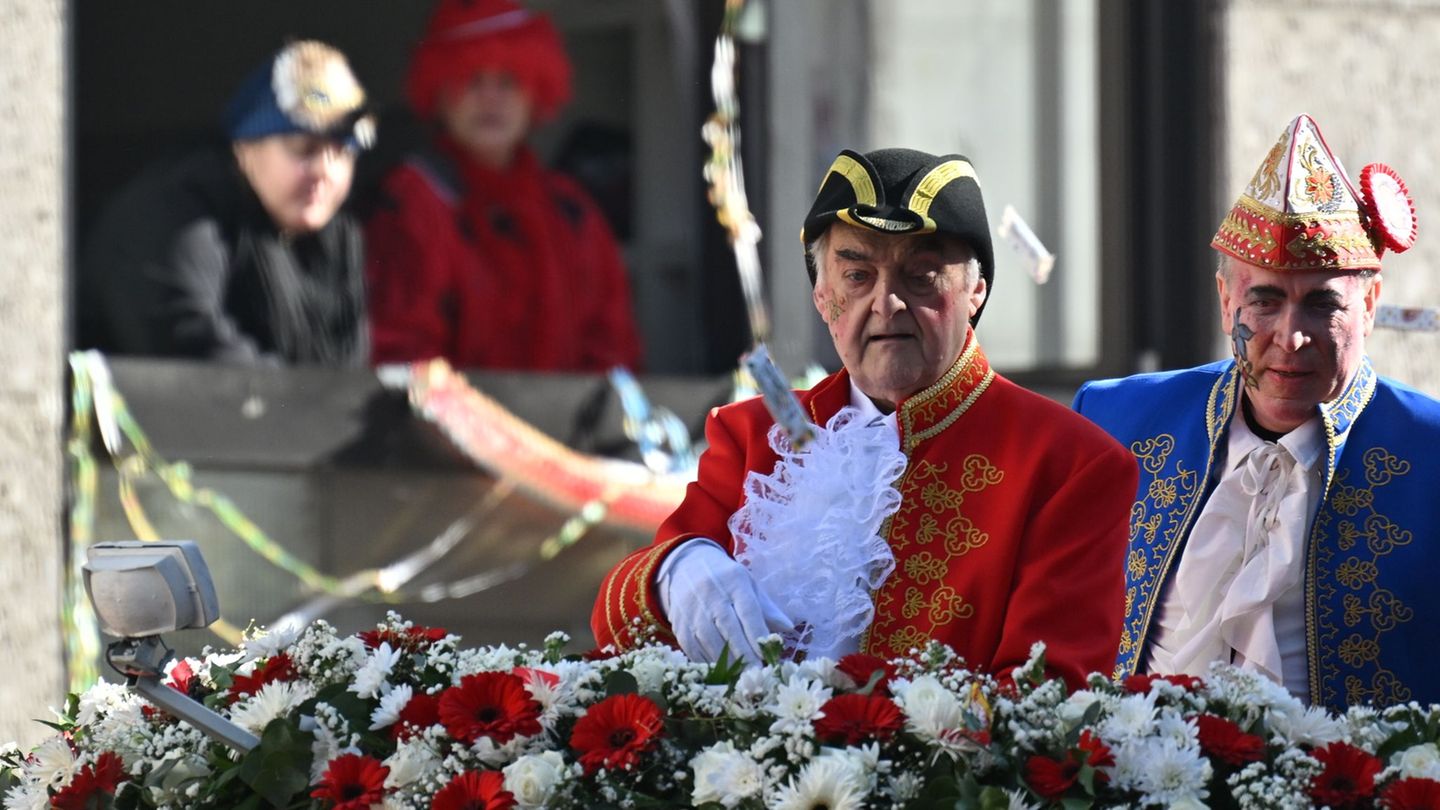 Herbert Reul (links) neben Karnevalspräsident Christoph Kuckelkorn beim Rosenmontagszug im vergangenen Jahr. (Archivbild) Foto: