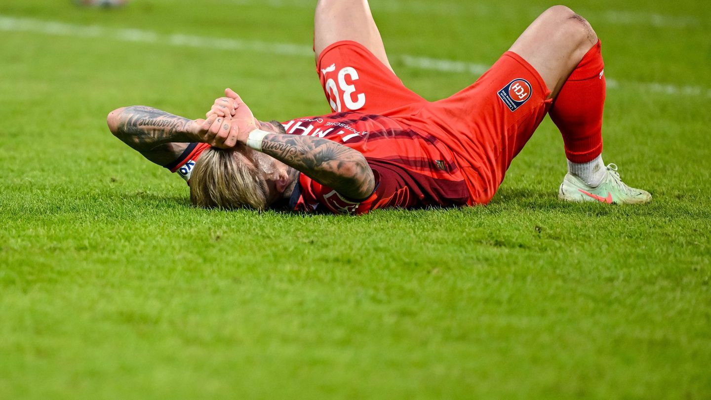 Auch Niklas Dorsch war nach dem 0:2 erst mal niedergeschlagen, aber aufgeben wollen die Heidenheimer nicht. Foto: Harry Langer/d