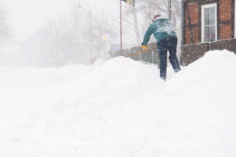 Bei Schnee und Eis müssen Anlieger und Eigentümer die Gehwege vor ihren Grundstücken räumen. (Archivbild) Foto: Julian Stratensc