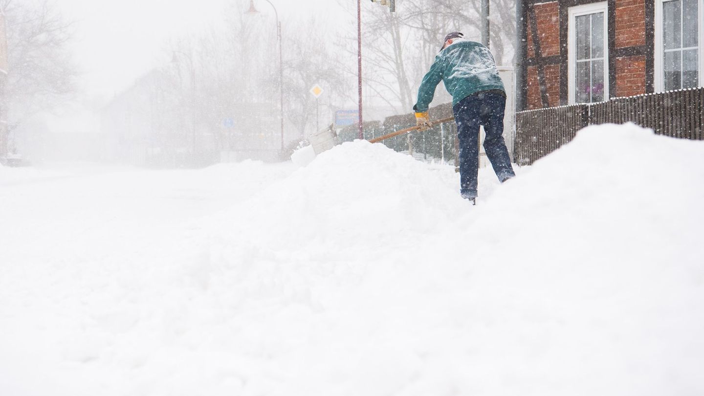 Bei Schnee und Eis müssen Anlieger und Eigentümer die Gehwege vor ihren Grundstücken räumen. (Archivbild) Foto: Julian Stratensc